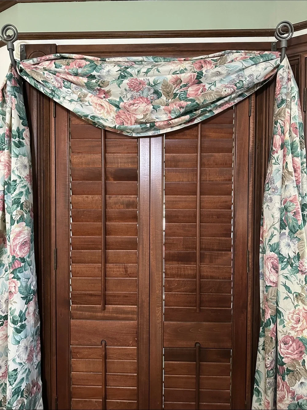 Floral Draped Valance With End Side Panels in Rose and Green - Home Accents